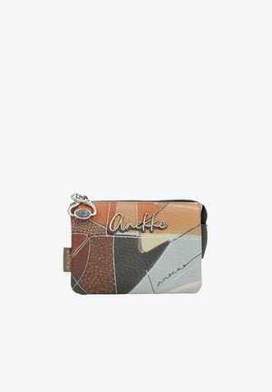 Piccola pochette con zip dal design patchwork multicolore, logo Anekke in metallo e borchie decorative sul pannello frontale.