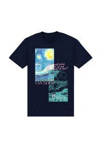 Camiseta azul marino con arte de Van Gogh; presenta dos imágenes enmarcadas, una con un cielo en espiral y una luna, y texto en colores rosa y verde azulado.