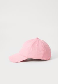 Roze pet van katoen, met een gebogen rand en een geborduurd logo aan de voorkant. Zes ventilatiegaten. Standaard pasvorm.