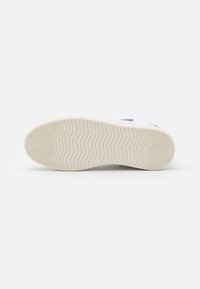 Suola di sneaker bianca con scanalature e creste testurizzate. Presenta una finitura liscia e una leggera curvatura nella zona della punta per un design ergonomico.