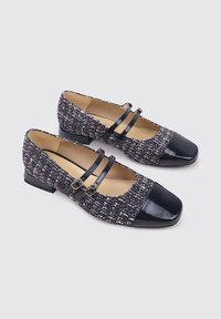 Chaussures en tissu tissé bleu marine et multicolore avec bouts en cuir verni, deux boucles à brides et petit talon bloc.