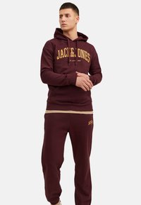 Jack & Jones JOSH MIT TUNNELZUG, KÄNGURUTASCHE UND LABEL-PRINT - Hættetrøje - rot