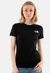 Černé bavlněné tričko s krátkým rukávem a kulatým výstřihem. Na levé straně hrudi je malý bílý obrázek loga.