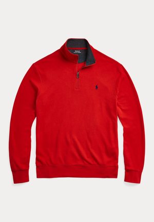 Roter Pullover mit langen Ärmeln und Viertelreißverschluss sowie dunkelgrauem Innenkragen, mit kleinem marineblau besticktem Logo auf der linken Brust.