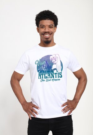 Hvid bomulds t-shirt med et grafik af en kvinde og tekst der siger "Besøg Atlantis The Lost Empire" i blå og teal. Korte ærmer.