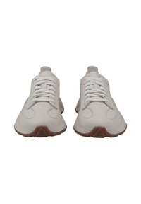 Zapatillas de cuero blancas con una textura suave, puntera redondeada y suela de goma plana. Presentan cordones blancos y detalles de costura sutiles.