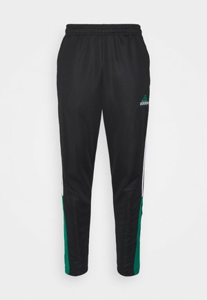 Schwarze Adidas-Trainingshose mit elastischem Bund, grünen Details an den Unterschenkeln, weißen Seitenstreifen und Adidas-Logo am rechten Oberschenkel.