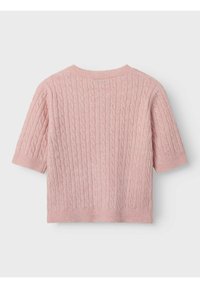 Maglione a maniche corte in maglia cable di un morbido rosa. Presenta colletto e orlo a coste, con un motivo testurizzato su tutta la superficie. Il materiale sembra accogliente e leggero.