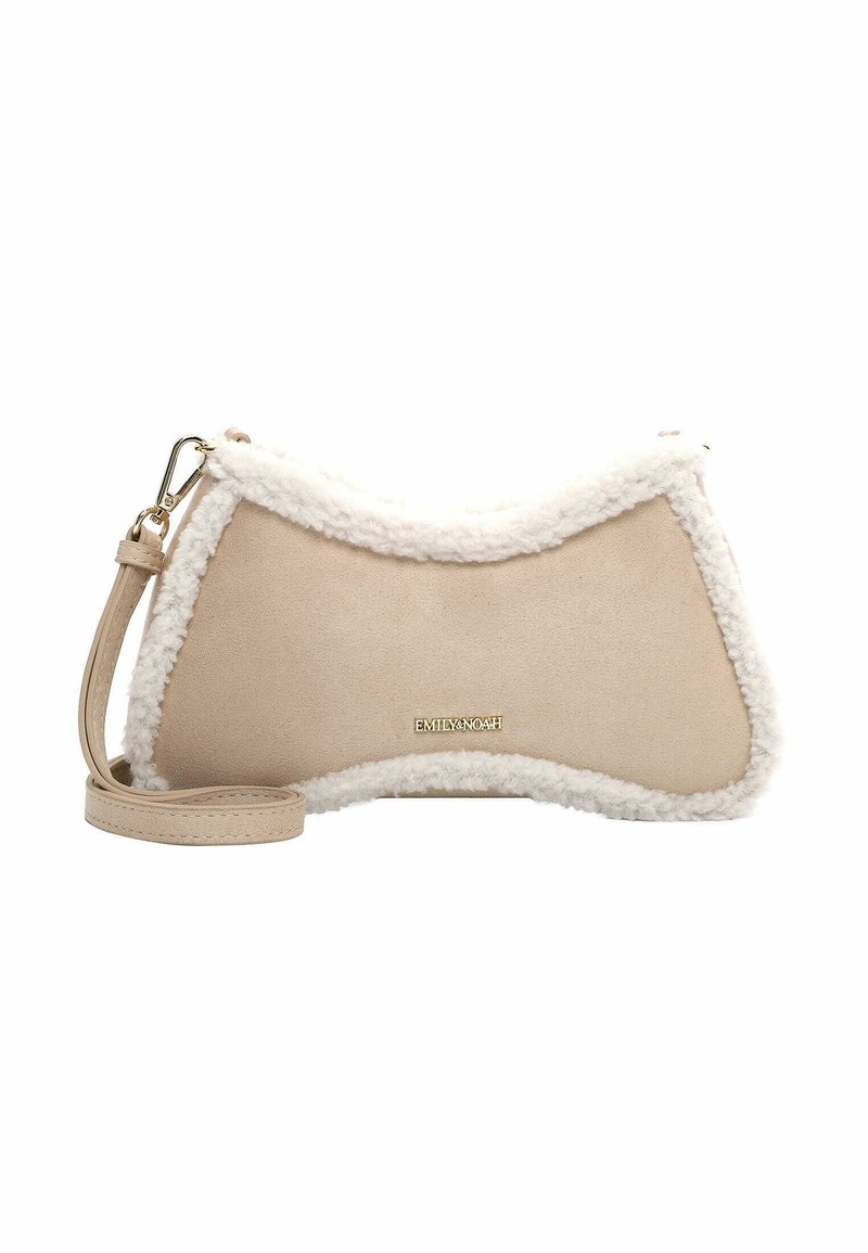 Borsa in suede beige con rifiniture in pelliccia sintetica bianca, dettagli in metallo dorato e tracolla rimovibile. La forma curvilinea ne valorizza il design.