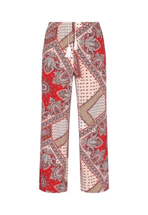 Pantaloni a motivi rossi e rosa con vita regolabile e frange bianche; presentano intricate fantasie paisley e geometriche.