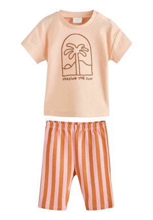 Vaatetus voor peuters met een licht perzikkleurig shirt met korte mouwen, versierd met bruine palmboomborduursels, en bijpassende gestreepte shorts in roze en oranje.
