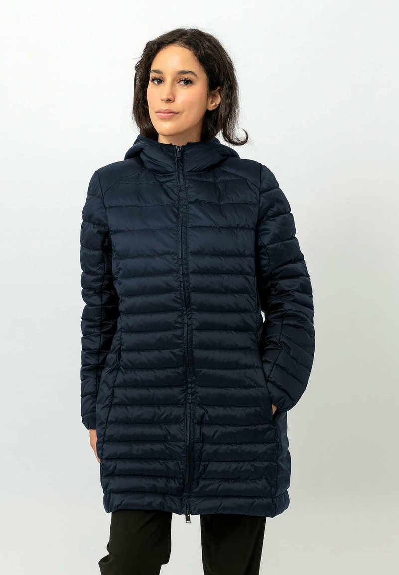 Giacca imbottita blu navy con cappuccio, caratterizzata da pannelli orizzontali trapuntati, cerniera integrale e tasche laterali, progettata per calore e protezione.