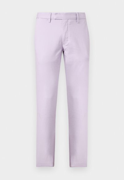 Pantalon lavande à coupe ajustée avec passants de ceinture, fermeture éclair à l'avant et poches latérales, présenté sur un fond blanc uni.