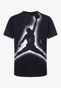 Camiseta de algodón negra con una silueta blanca de una figura saltando con un balón de baloncesto, acentuada por la palabra "AIR" en rojo.