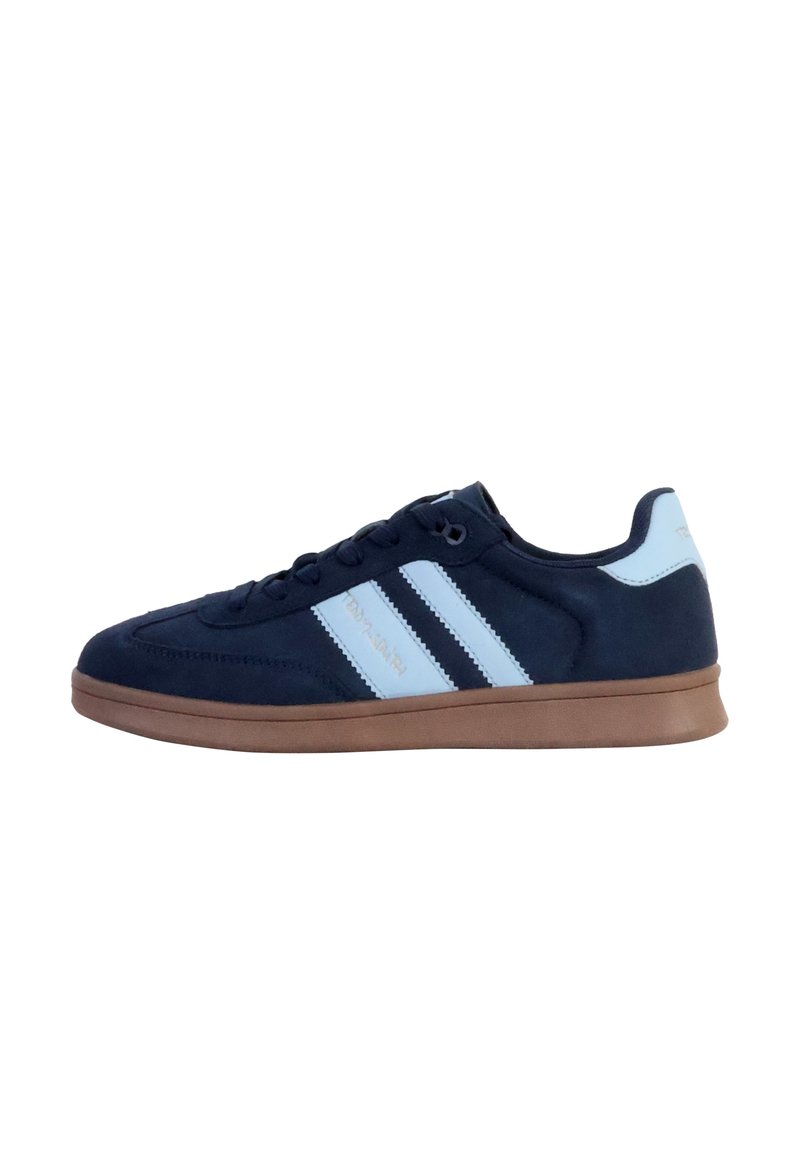 Sneakers blu navy con strisce azzurro chiaro, materiale in suede, suola in gomma, punta arrotondata, design con lacci e marchio discreto sul lato.