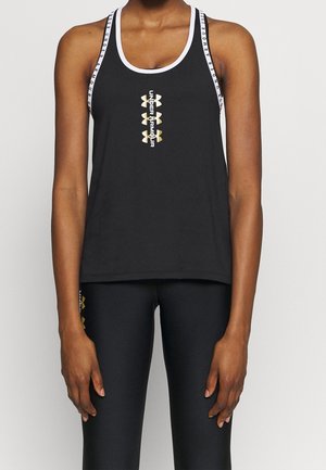 Persoon draagt een zwart Under Armour hemdje en legging met gouden logodesigns op de voorkant in het midden en aan de zijkant.