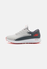 Sportliche Schuhe in Grau und Weiß mit roten Akzenten. Leichtes synthetisches Obermaterial, strukturiertes Rückenteil, atmungsaktives Mesh und gemusterte Sohle.