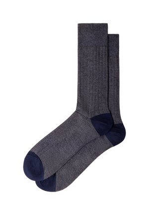 Paar graue, bis zur Mitte der Wade reichende, gerippte Socken mit dunkelblauen Zehen- und Fersenpartien, flach liegend und überlappend auf weißem Hintergrund.
