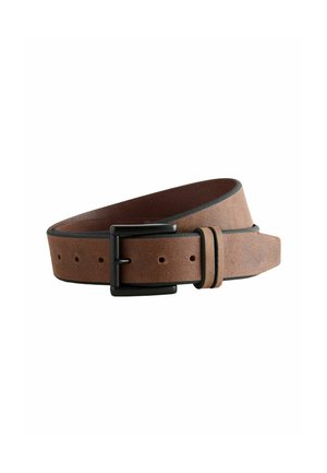 Ceinture en cuir brun avec une boucle en métal noir mat ; présente plusieurs trous pour l'ajustement et un bord contrastant de couleur foncée.