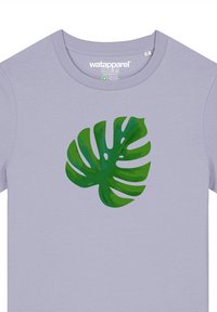 Lichtpaarse katoenen T-shirt met een grote groene monstera bladgrafiek, gedrukt in verschillende groentinten, met een ronde halslijn.