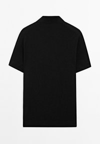 Černé polo tričko s krátkým rukávem zobrazené zezadu s límečkem a jednoduchým, čistým designem.