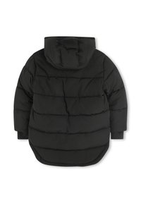 Svart polstret jakke med hette, med kviltet design, lange ermer og elastiske mansjetter. Nederkant er lett avrundet bak.
