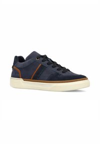 Navyblauwe suède sneakers met bruine accenten, ronde neus en textuurdetails. Bevat zwarte veters en een lichte rubberen zool.