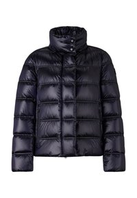 Granatowa kurtka puchowa z wysokim kołnierzem, pikowanym wzorem i błyszczącym wykończeniem. Posiada dwie zamykane na zamek boczne kieszenie oraz okrągły detal z logo.