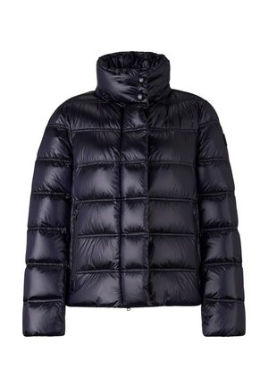 Marineblauwe pufferjack met een hoge kraag, gestikt ontwerp en glanzende afwerking. Voorzien van twee ritssluitingen aan de zijkanten en een ronde logo-detail.