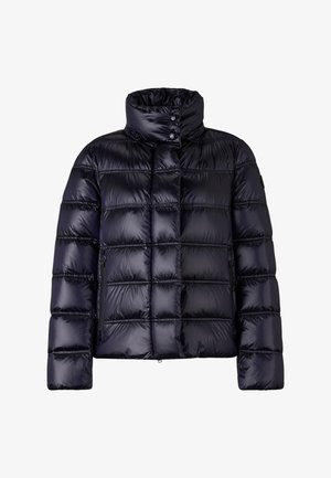 Granatowa kurtka puchowa z wysokim kołnierzem, pikowanym wzorem i błyszczącym wykończeniem. Posiada dwie zamykane na zamek boczne kieszenie oraz okrągły detal z logo.