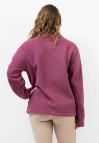 Lila Fleece-Pullover mit strukturiertem Oberflächen, hohem Kragen und lockerer Passform. Verfügt über lange Ärmel und einen geraden Saum auf Taillenhöhe.