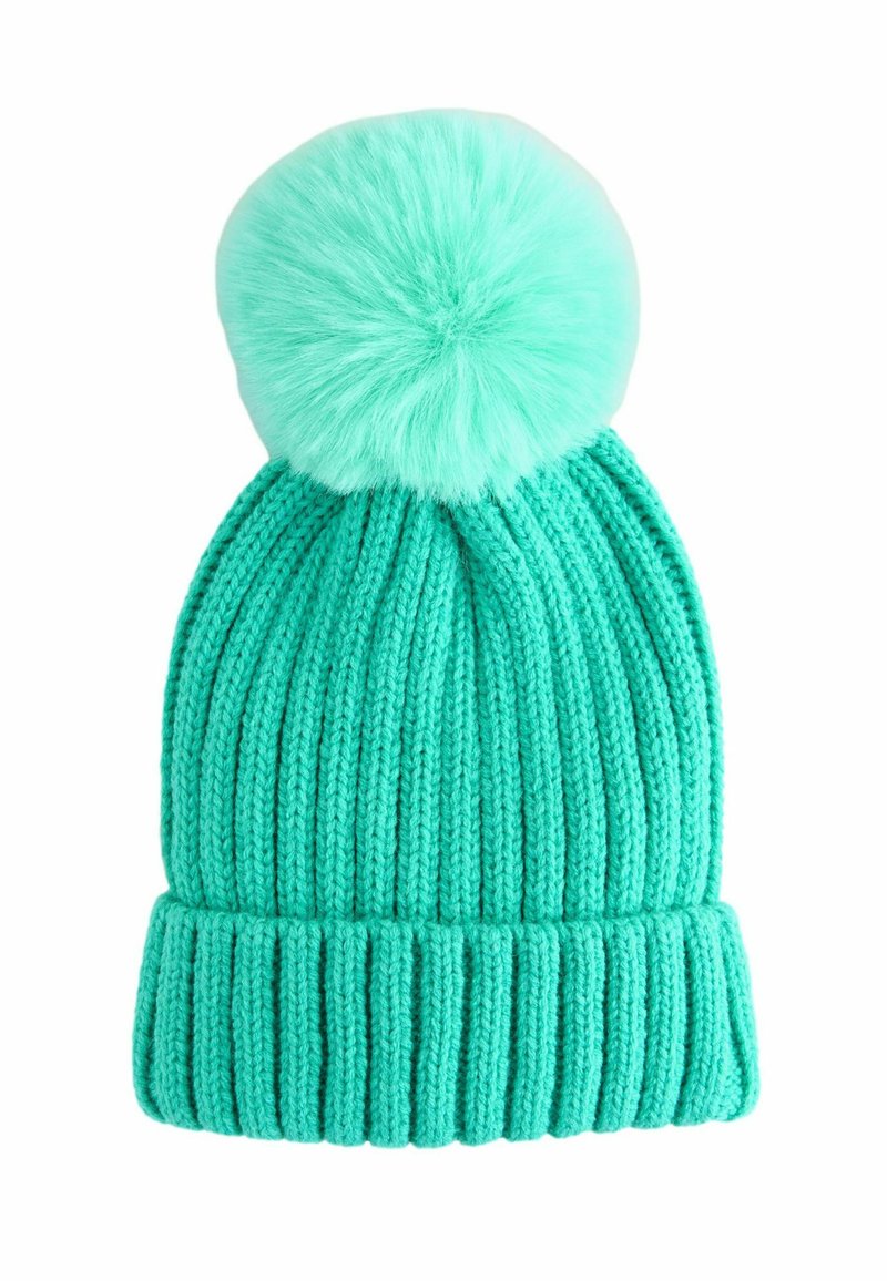 Bonnet en tricot côtelé turquoise avec un large revers et un grand pompon en fourrure sur le dessus, isolé sur un fond blanc.