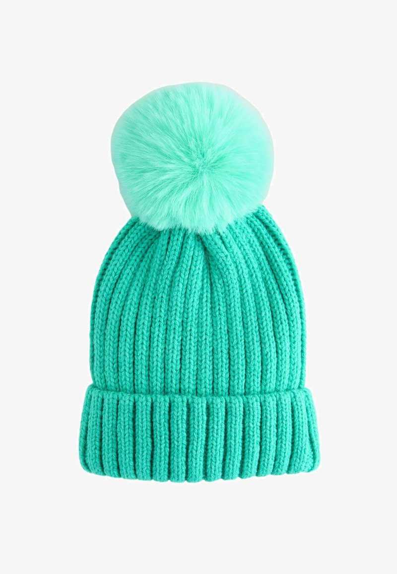 Türkiser, gerippter Strickbeanie mit breitem Umschlag und einem großen, flauschigen Pompon oben, isoliert auf einem weißen Hintergrund.