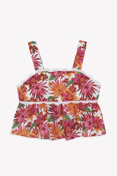 Ανθικό τοπ με έντονα ροζ, πορτοκαλί και πράσινα λουλούδια σε λευκό φόντο. Λαιμόκοψη και τιράντες με κυματιστό τελείωμα, και βολάν στη βάση.