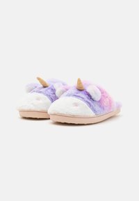 Zapatillas esponjosas de color púrpura y rosa con detalles en blanco, que presentan un pequeño cuerno dorado y orejas, además de un tejido superior suave.