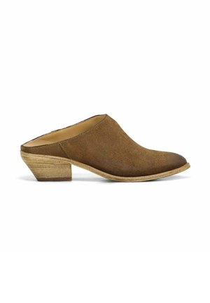 Mule in camoscio marrone con punta chiusa e tacco a blocco di legno impilato, stile slip-on con tallone basso.