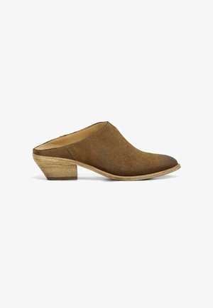 Mule in camoscio marrone con punta chiusa e tacco a blocco di legno impilato, stile slip-on con tallone basso.