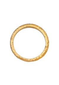 Guldring med en strukturerad, ojämn yta, cirkelrund form och en matt finish, som framhäver dess hantverksdesign. Inga utsmyckningar förekommer.