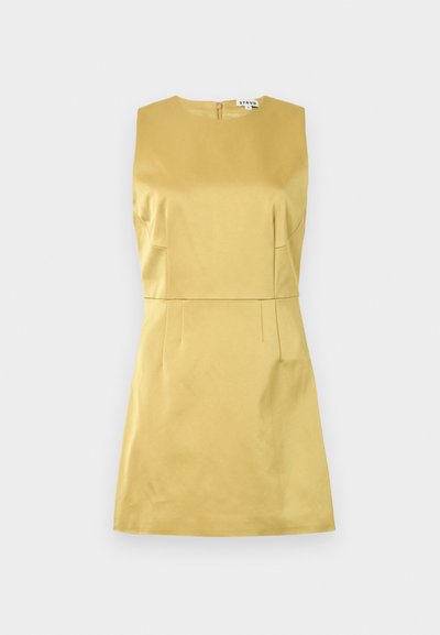 Vestido amarelo sem mangas com decote arredondado, tecido estruturado e detalhes de costura na cintura e laterais, com fecho de correr nas costas.