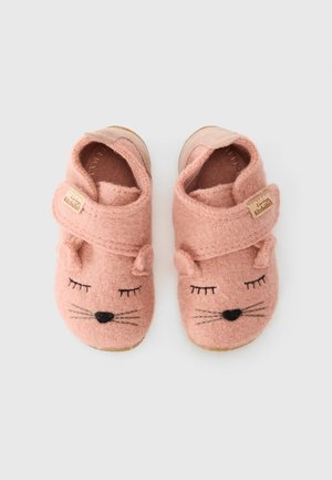 Pantofole di feltro rosa con un design di gatto, con occhi, baffi e orecchie ricamati. Chiusura con strap in Velcro, adatte per l'uso indoor.