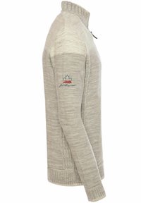 Hellgrauer Pullover mit hohem Kragen, strukturiertem Strickmuster und gerippten Bündchen. Mit einem gestickten Ahornblatt-Logo auf dem Ärmel.