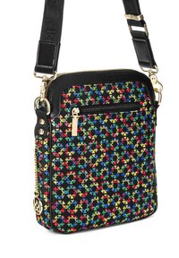 Czarna torebka crossbody z wielokolorowym okrągłym haftem, złotym zamkiem błyskawicznym, regulowanym paskiem oraz złotym zawieszką z logo marki zawieszoną z boku.