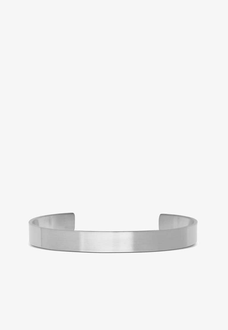 Brazalete de metal plateado con acabado cepillado suave y extremos abiertos para un ajuste ajustable.