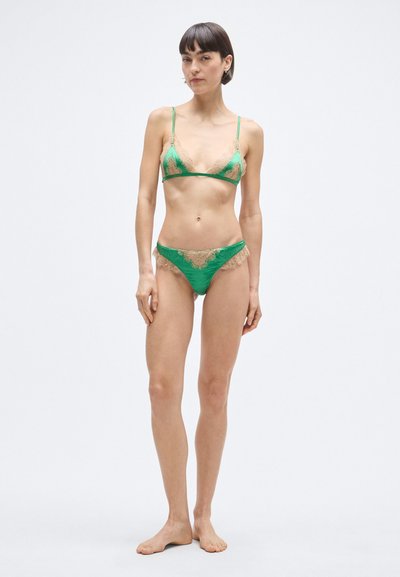 Zielony zestaw bielizny z ażurową koronką, składający się z trójkątnego biustonosza i dopasowanych majtek bikini. Materiał jest gładki, z delikatnym zdobieniem na krawędziach.