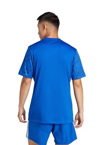 Blaues Sportshirt mit kurzen Ärmeln, einer strukturierten Musterung, einem Rundhalsausschnitt und geradem Saum, hergestellt aus leichtem Material.