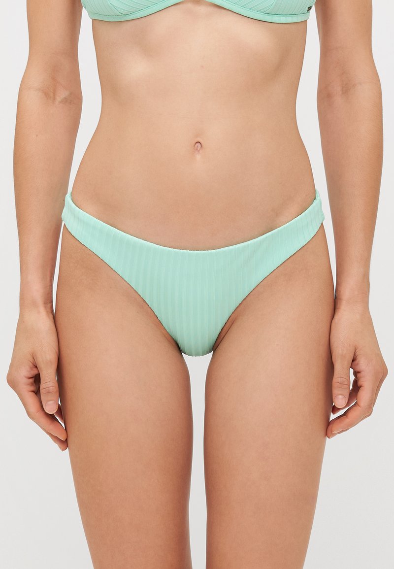 Mintgrønn ribbet bikini-bunn med lav midje, preget av en glatt tekstur og minimalistisk stil, uten ekstra detaljer.