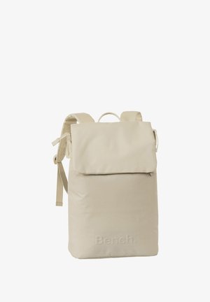 Beige Rucksack mit Rollverschluss, aus strapazierfähigem Gewebe, mit verstellbaren Trägern und eingeprägtem Logo-Detail auf der Vorderseite.