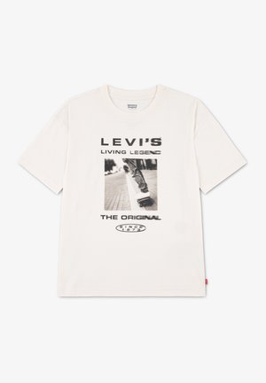 T-shirt blanc Levi's avec texte noir "LEVI'S LIVING LEGEND THE ORIGINAL SINCE 1873" et une photo en noir et blanc d'une personne faisant du skateboard.