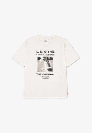 Biała koszulka Levi’s z czarnym napisem "LEVI'S LIVING LEGEND THE ORIGINAL SINCE 1873" i czarno-białym zdjęciem osoby jeżdżącej na deskorolce.