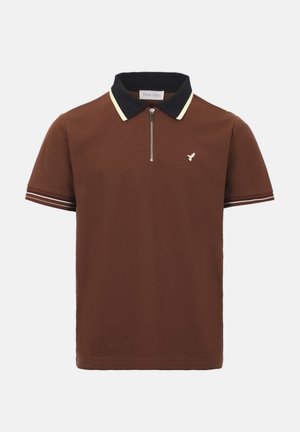 Polo à manches courtes marron avec col noir, bordure jaune, fermeture éclair à l'avant, poignets de manches rayés et petit logo d'oiseau sur la poitrine.